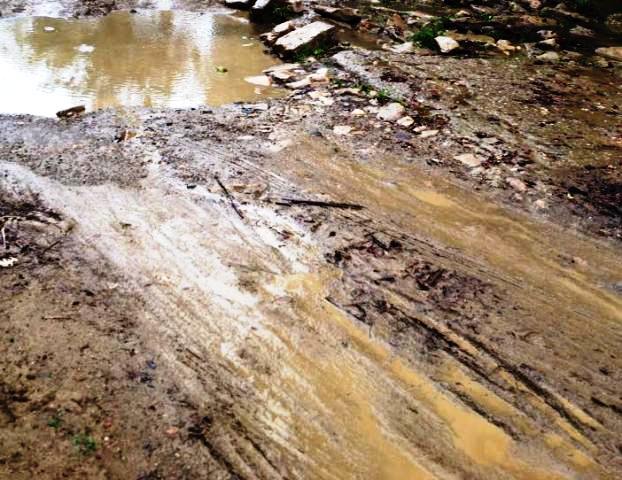 Moradores en comunidades El Burro y Cantabria piden a las autoridades reparación de carreteras destruidas