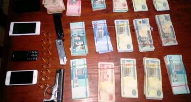 Autoridades incautan casi dos millones de pesos, vehículo, armas y celulares en una residencia de Puerto Plata