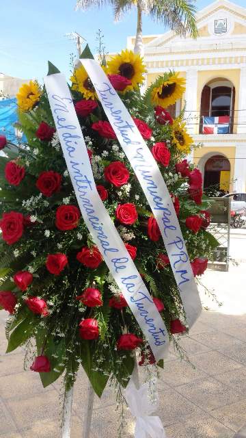 Rama juvenil comando  campaña PRM en PP deposita ofrenda floral ante estatuas de próceres en el Día Nacional de la Juventud