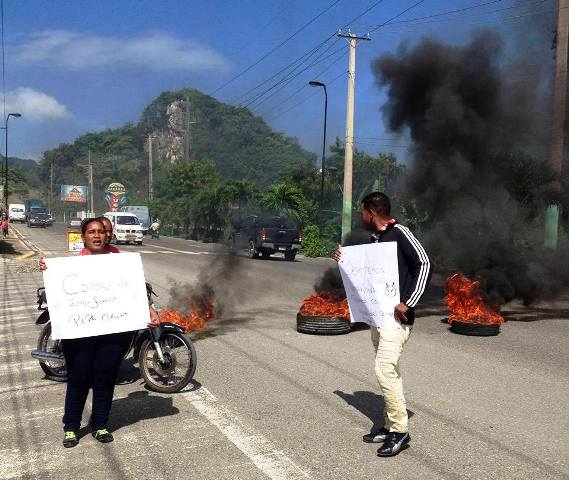Trabajadores despedidos por empresa en Zona Franca de PP realizan protesta exigiendo el pago de sus prestaciones laborales