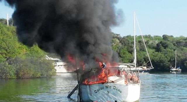 Incendio consume velero en bahía de Luperón, apresan joven con porciones de drogas en Sosúa