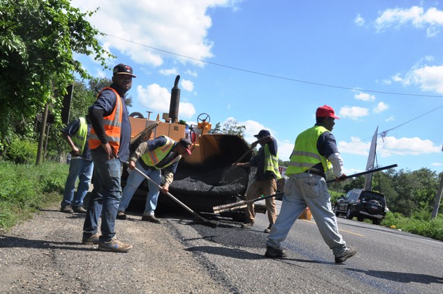 Gobierno Dominicano dispone operativo de bacheo en principales carreteras de Puerto Plata