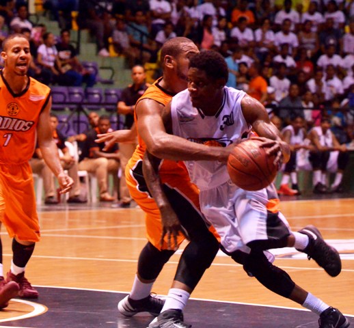 Equipo de PP Huracanes del Atlántico vence a Indios de San Francisco en el inicio de la Liga nacional de Baloncesto