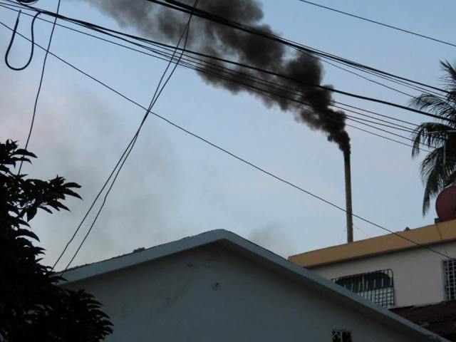 Residentes de La Viara denuncian abandono de autoridades y contaminación ambiental por planta eléctrica