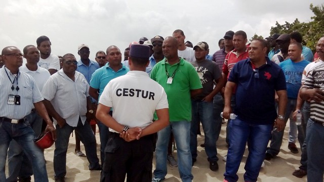 Oficial del CESTUR agrede vendedor de artesanía durante incidente acaecido en El Pueblito de Costa Dorada
