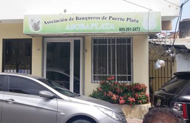 Asociación de banqueros de Puerto Plata aseguran están amenazados por aparatos ilegales en la venta de loterías