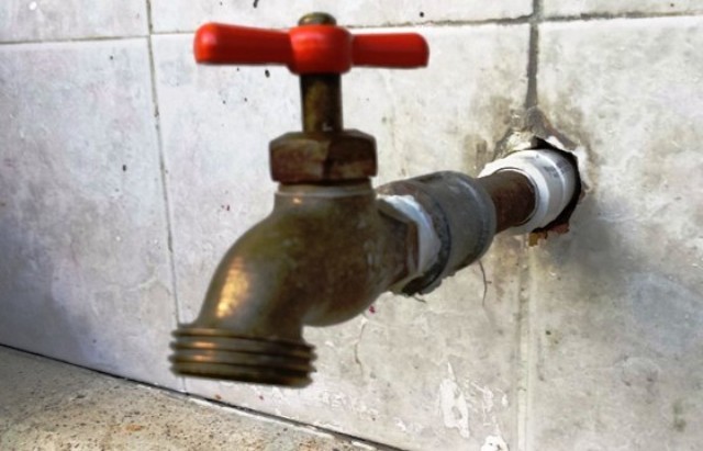 Persisten quejas sobre falta de agua potable en sectores de Puerto Plata que están secos desde hace una semana