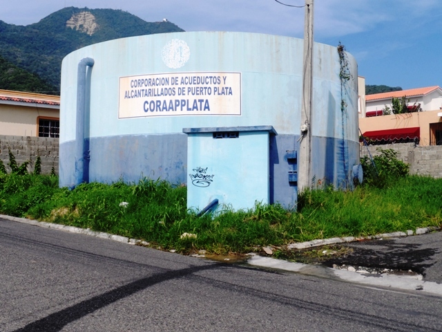 Ciudadanos denuncian averías en acueducto de Puerto Plata donde se pierden miles de litros de agua potable