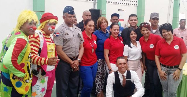 Cientos de niños hijos de policías de Puerto Plata recibieron útiles escolares