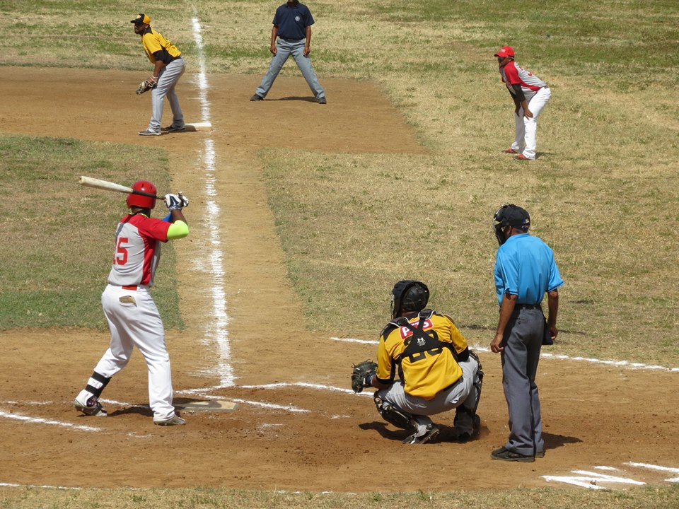 Tiburones del Norte derrotan a Granjeros de Moca en el inicio de la Liga de Béisbol Profesional de Verano