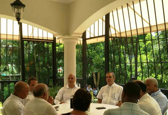 Ex candidato presidencial del PRM visita Puerto Plata y se reúne con dirigentes de esa organización política