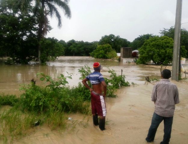 Inundaciones afectan varias comunidades en Puerto Plata luego de intensas lluvias que desbordaron ríos y cañadas