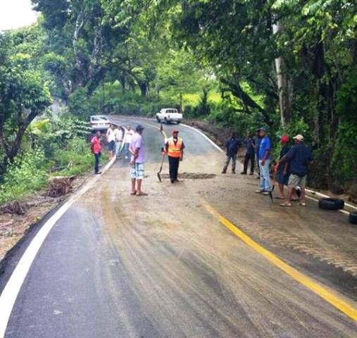 Carretera de Guananico que fue reparada recientemente sufre daños considerables por las lluvias