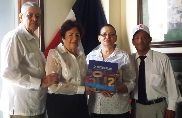 Cruz Roja Puerto Plata entrega a Sociedad Cultural Renovación ejemplar del libro “La Información 100 Años de Historia 1915-2015”