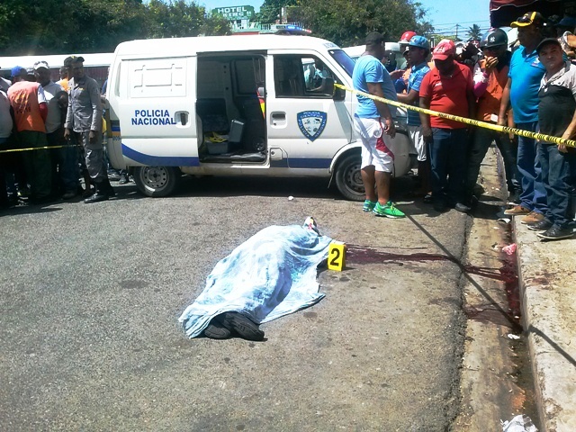 Hombre celoso le dispara a su mujer en terminal de autobuses de Puerto Plata y luego se suicida de un balazo en la cabeza