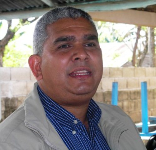 Diputado exige al presidente de Cámara Baja “atender sus cartones” y denuncia descuido en planta física del Congreso