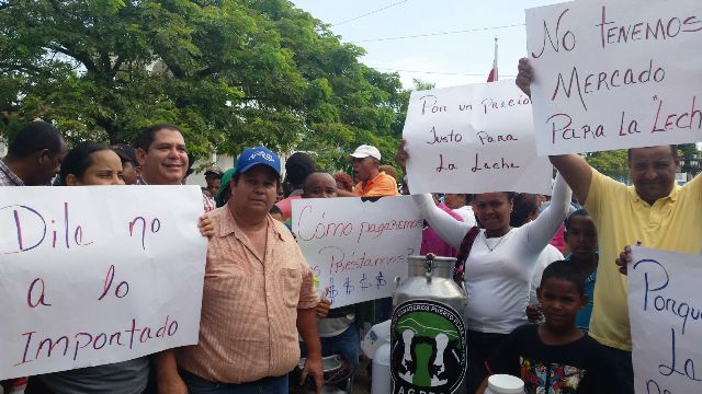 Ganaderos de Puerto Plata protestan regalando leche a población, exigen al gobierno precios justos y mercado para ese producto
