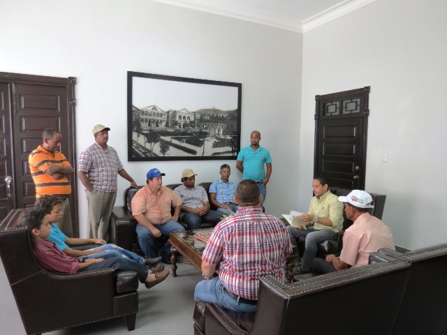Comisión de la Asociación Ganaderos Puerto Plata Central entrega documento en gobernación provincial