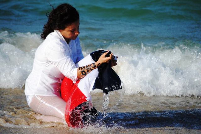 Artista Puertoplateña realiza un performance en honor a Duarte titulado: “A un mar de olvido”