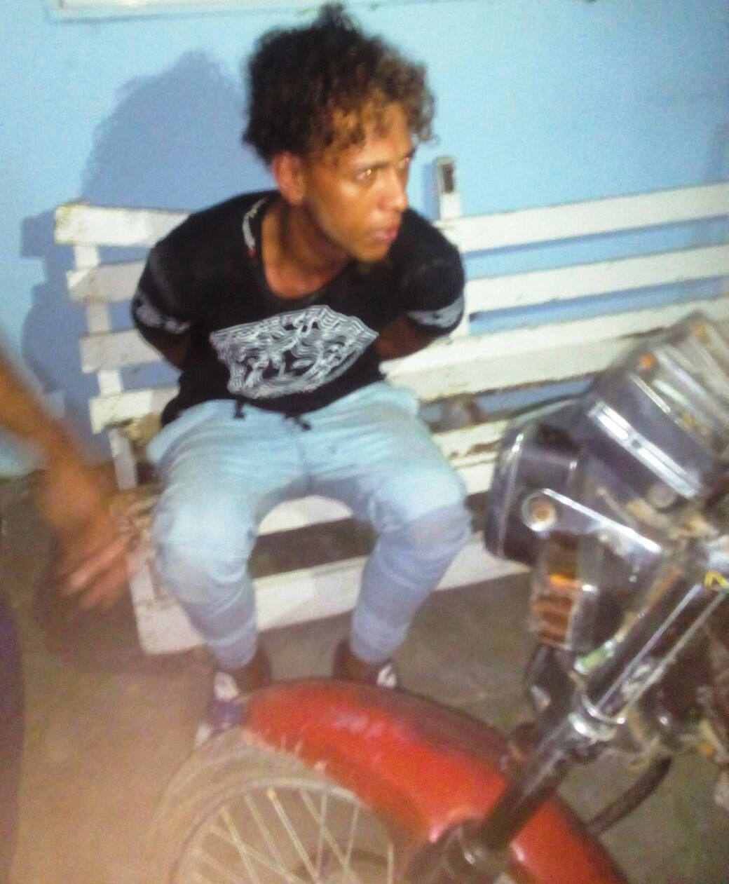 Apresan tres por robo inclusive a un joven que disfrazado de motoconchista despojó a una menor de celular