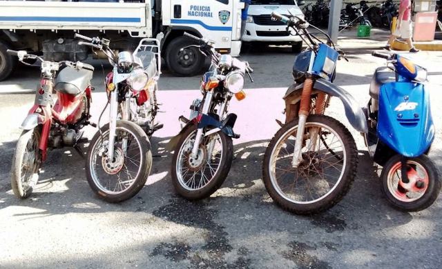 Policía incauta motocicletas sin documentos y otras que estaban en una residencia donde “desguazaban” las mismas