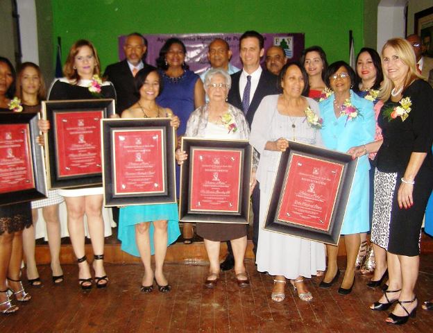 Directora de UTESA y otras siete féminas son reconocidas por alcaldía municipal  de Puerto Plata 