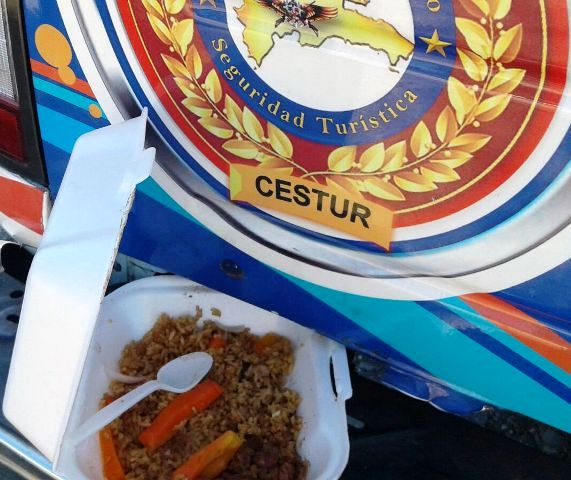 Denuncian que “es una bazofia” ración alimenticia dada a los agentes policiales que brindan seguridad a turistas en PP