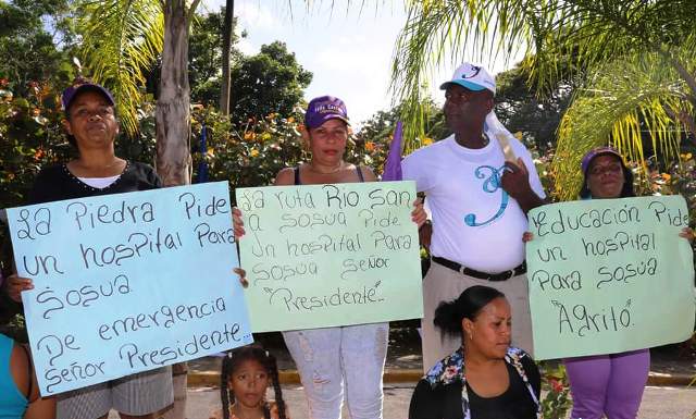 Ciudadanos de Sosúa recibieron a Danilo exigiéndole el hospital que fue prometido, critican tarimas en medio de las vías