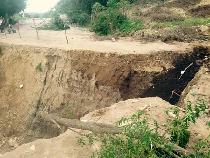 Condenan abandono gubernamentales a carretera que comunica a Villa Elisa con la playa La Ensenada