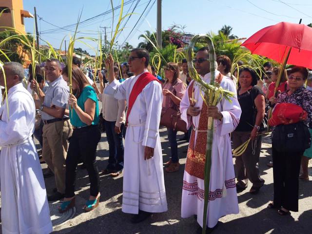 Grey católica de Puerto Plata participa masivamente en tradicional procesión del Domingo de Ramos