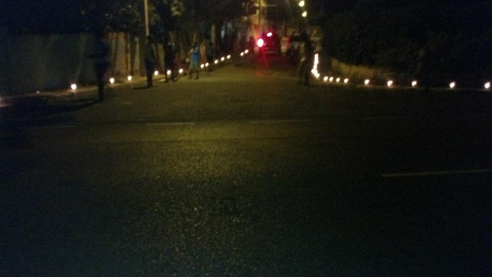 Protestan en Montellano con velas encendidas repudiando instalación de envasadora de gas en zona residencial
