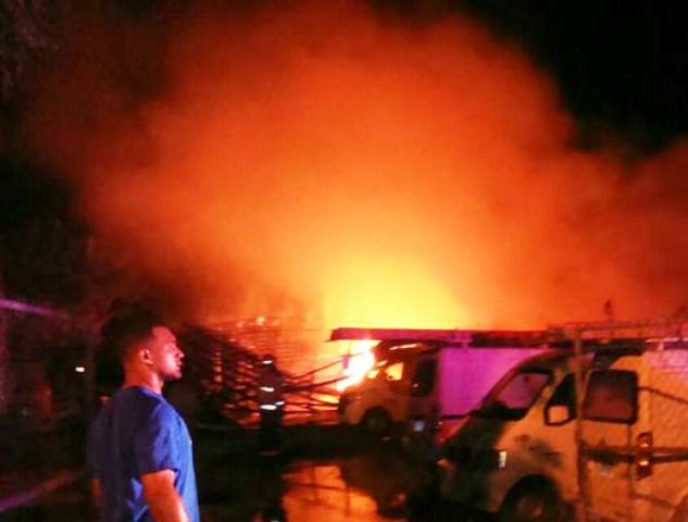 Fuego destruye vehículos y parte de estructura en el local de una empresa tour operadora en Puerto Plata