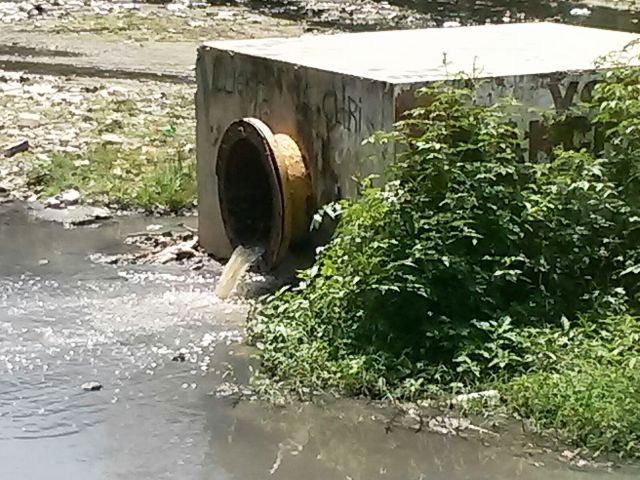 Desborde y obstrucciones de cloacas en cañadas y drenajes mantiene inficionados a sectores de Puerto Plata