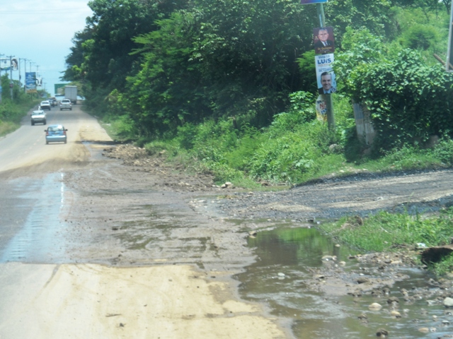 Intensas lluvias causan hundimientos en carretera y deslaves de cerros en varios puntos de Puerto Plata    