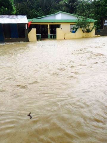 Se producen inundación en Bella Vista y otros sectores de Sosúa debido al desbordamiento de ríos, arroyos y cañadas