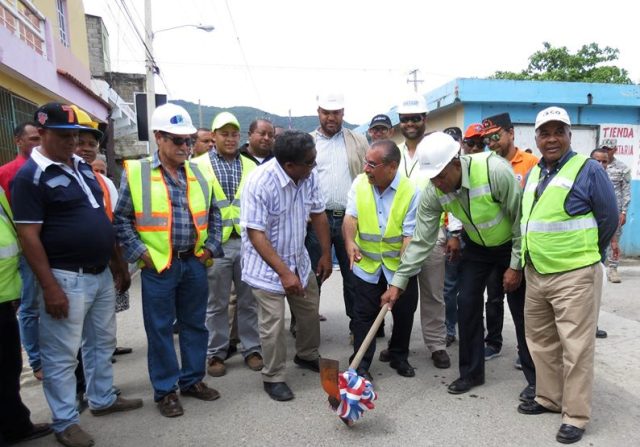 A horas de elecciones dan primer picazo para iniciar construcción sistema sanitario en parte baja de Puerto Plata