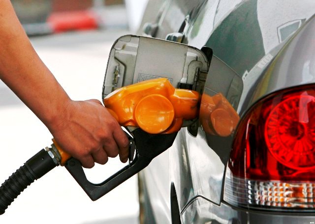 ¡Vaya Perla! En vez de bajar, autoridades congelan precios de todos los combustibles