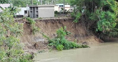 Rio Camu se lleva parte del cementerio de montellano
