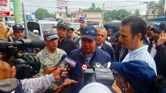 Ministro de turismo y otros funcionarios visitan en Puerto Plata a comunidades afectados por los aguaceros