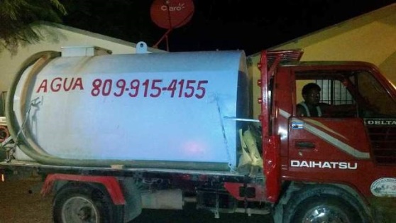 Se escasea el agua potable en Puerto Plata, población debe abastecerse de camiones cisternas
