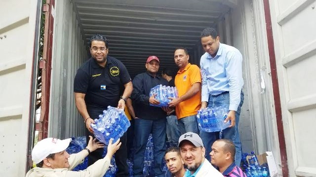 Rama juvenil del PLD y PRD realizan entregas de ayudas a comunidades afectadas por inundaciones