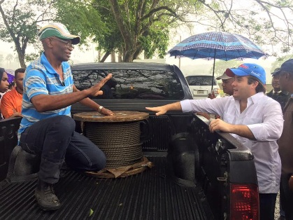 Senador Paliza sigue entregando ayudas a comunidades de Puerto Plata afectadas por lluvias e inundaciones