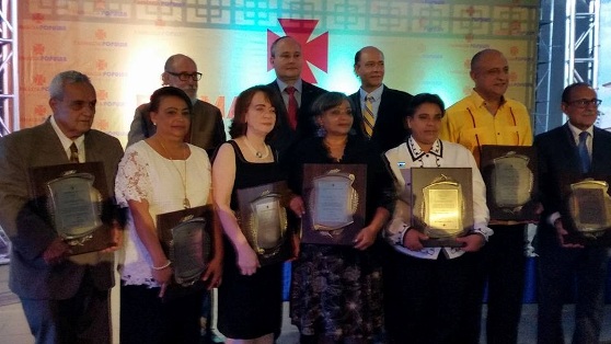 Farmacia Popular reconoce trayectoria de 9 médicos de Puerto Plata y pone en circulación su calendario del 2017