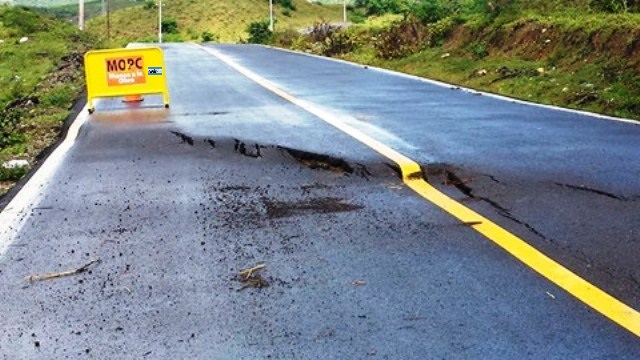 Aguaceros y vicios de construcción provocan daños a la recién inaugurada carretera Imbert-Guananico