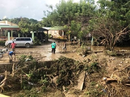 Inundaciones dejan a Villa Isabela con calles y casas cubiertas de lodo, además de carreteras destruidas