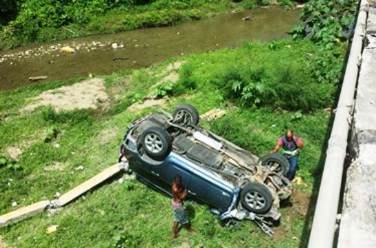 Yipeta cae al vacío tras llevarse barandillas de un puente en Imbert y su conductor sale ileso