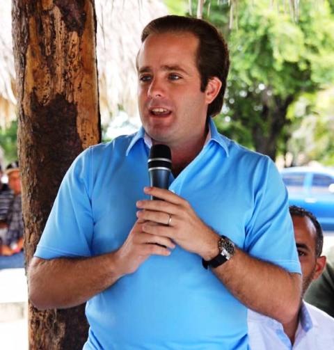 Senador Paliza realiza donativos económicos para iglesia católica y torneo de baloncesto superior de Imbert