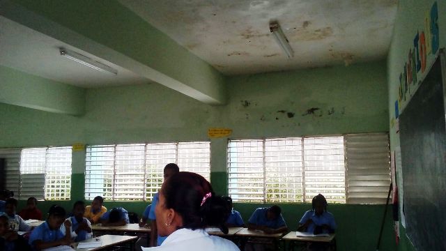 Denuncian que escuela Anacaona de Maimón tiene sus muros agrietados y el techo presenta severas filtraciones