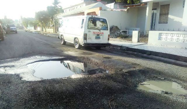 Averías cloacales y fugas de agua causan decenas de hoyos en avenidas y calles de Puerto Plata