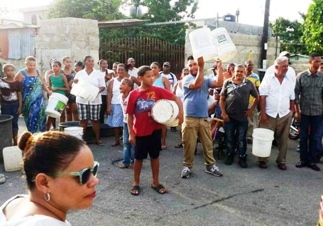 Ciudadanos puertoplateños se quejan por falta de agua potable y abusos cometidos por la empresa triple A